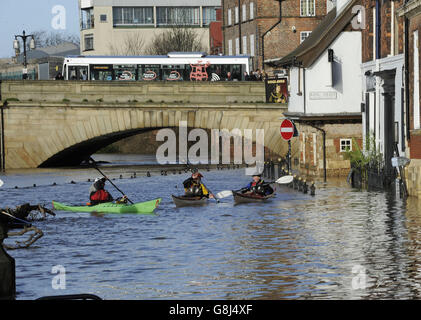 Le persone usano le canoe a York mentre i livelli sul fiume Ouse rimangono alti dopo recenti gravi inondazioni nel centro della città. Foto Stock