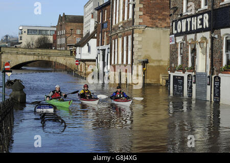 Le persone usano le canoe a York mentre i livelli sul fiume Ouse rimangono alti dopo recenti gravi inondazioni nel centro della città. Foto Stock