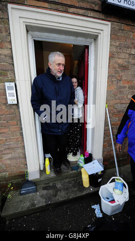 Il leader del lavoro Jeremy Corbyn vede una proprietà colpita dalle recenti inondazioni durante la sua visita per vedere le aree colpite dalle inondazioni a York. Foto Stock