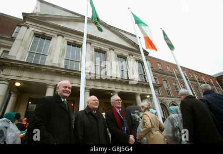 Martin McGuinness di Sinn Fein (a sinistra) accanto ai nipoti di James Connolly, uno dei sette firmatari della proclamazione, James Connolly (al centro) e John Connolly, dopo il primo grande evento in occasione del centenario del Rising del 1916, al Castello di Dublino in Irlanda. Foto Stock