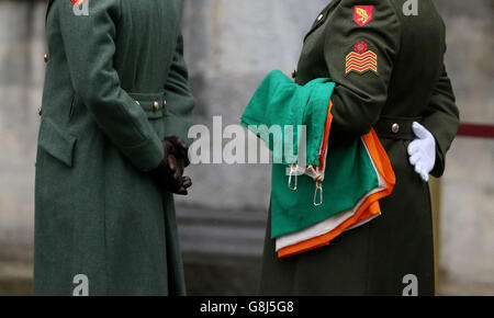 Un membro delle forze di difesa irlandesi detiene la bandiera nazionale che è stata fatta volare dal GPO su o'Connell Street durante la ribellione, in quanto il primo grande evento a segnare il centenario della rivolta del 1916 si svolge al Castello di Dublino in Irlanda. Foto Stock