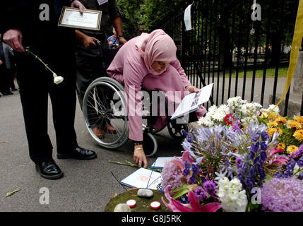 Mussard Sajwal depone fiori e un libro di condoglianze durante una visita di una delegazione di fede mista della comunità di Beeston a Leeds, nello Yorkshire. La delegazione deporrà fiori e terrà un servizio di memoria presso la chiesa vecchia di St Pancras, vicino alla stazione di Kings Cross a Londra, in memoria delle vittime degli attentati terroristici di Londra. Foto Stock