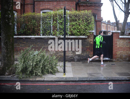 Un albero di Natale scartato è visto a sinistra sulle strade di Battersea, Londra. Foto Stock