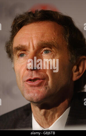 Stephen Green, Group Chief Executive di HSBC Holdings plc, parla al briefing stampa sui risultati intermedi del 2005 presso la sede centrale di docklands. Foto Stock