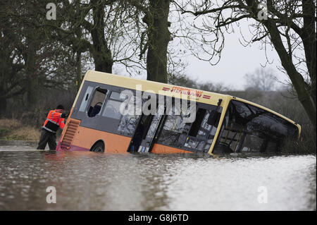 Un autobus spazzato fuori dalla strada dalle acque alluvionali tra Newton-on-Ouse e Tollerton, a nord di York. Foto Stock