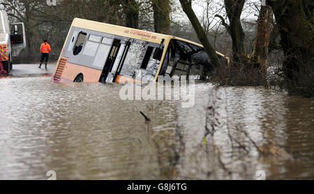 Un autobus spazzato fuori dalla strada dalle acque alluvionali tra Newton-on-Ouse e Tollerton, a nord di York. Foto Stock