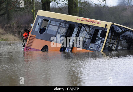 Un autobus spazzato fuori dalla strada dalle acque alluvionali tra Newton-on-Ouse e Tollerton, a nord di York. Foto Stock