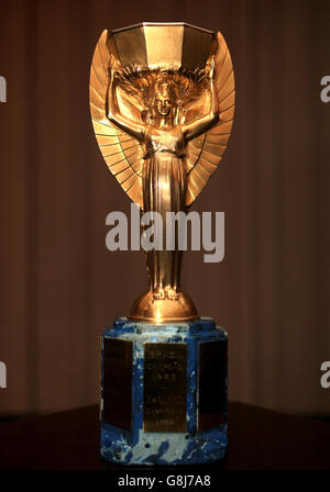 50° anniversario della Coppa del mondo 1966 - Royal Garden Hotel. Una replica del Trofeo Jules Rimet durante la fotocall al Royal Garden Hotel di Kensington. Foto Stock