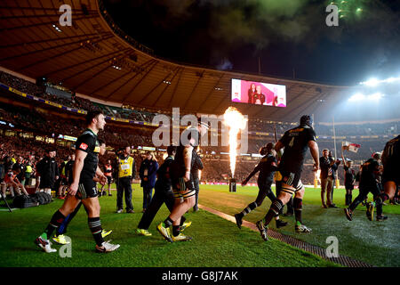 Harlequins / Gloucester Rugby - Aviva Premiership - Stadio di Twickenham. I giocatori di rugby di Harlequins e Gloucester entrano nel campo di gioco Foto Stock