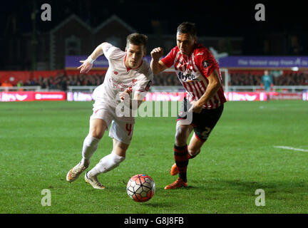 Ryan Kent di Liverpool (a sinistra) e Jordan Tillson di Exeter City combattono per la palla durante la Emirates fa Cup, terza partita a St James Park, Exeter. Foto Stock