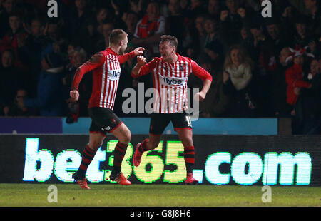 I Lee Holmes di Exeter City (a destra) festeggiano il secondo gol della partita ai lati durante la Emirates fa Cup, terza partita a St James Park, Exeter. Foto Stock