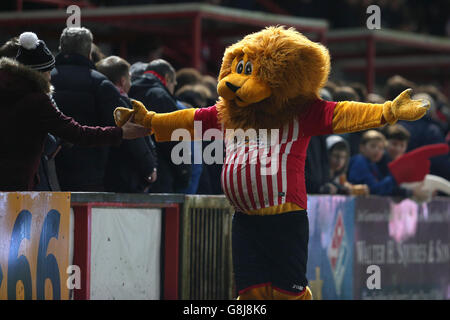 La mascotte del club Exeter City Grecian il Leone celebra il suo sorteggio con i tifosi durante la Coppa Emirates fa, terza partita al St James Park di Exeter. Foto Stock