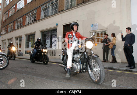 Graham Coxon arriva sulla sua moto Triumph Bonneville T100 al famosissimo Ace Cafe, nel centro di Londra, per il lancio della mostra fotografica Rockers & Racers. Foto Stock