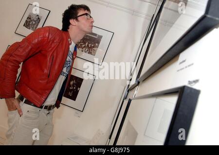 Graham Coxon al famosissimo Ace Cafe, nel centro di Londra, per il lancio della mostra fotografica Rockers & Racers. Foto Stock