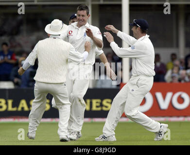 Cricket - The Ashes - Npower Second Test - Inghilterra / Australia - Edgbaston. Ashley Giles, in Inghilterra, festeggia il lancio di Ricky Ponting in Australia per 61 corse catturate da Michael Vaughan. Foto Stock