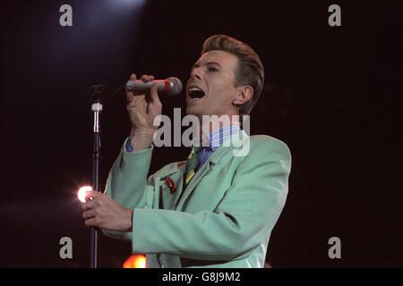 David Bowie sul palco durante il concerto di Freddie Mercury Tribute per la sensibilizzazione all'Aids al Wembley Stadium. Foto Stock