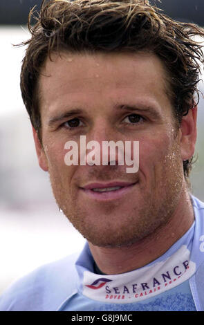 Attraversamento canale paddleboard. Canottaggio olimpico James Cracknell. Foto Stock