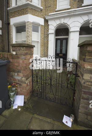 Tributi sono lasciati fuori 40 Stansfield Road, Brixton, Londra, l'ex casa di David Bowie, dopo la morte della stella rock a seguito di una battaglia di 18 mesi con il cancro. Foto Stock