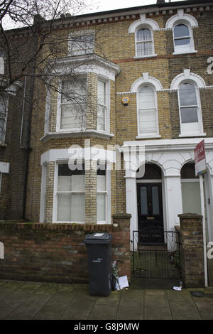 Tributi sono lasciati fuori 40 Stansfield Road, Brixton, Londra, l'ex casa di David Bowie, dopo la morte della stella rock a seguito di una battaglia di 18 mesi con il cancro. Foto Stock