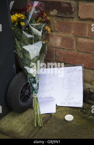 Tributi sono lasciati fuori 40 Stansfield Road, Brixton, Londra, l'ex casa di David Bowie, dopo la morte della stella rock a seguito di una battaglia di 18 mesi con il cancro. Foto Stock