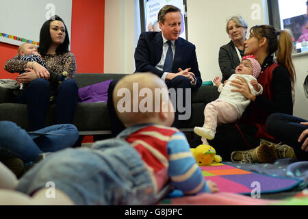 Il primo ministro David Cameron incontra i genitori e i loro figli in una classe prenatale gestita dalla carità, Family Action nel nord di Londra, prima di pronunciare un discorso in cui ha delineato la sua visione per affrontare la povertà e migliorare le possibilità di vita dei meno fortunati della società. Foto Stock