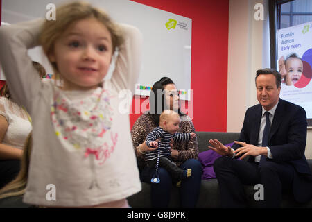 Il primo ministro David Cameron incontra i genitori e i loro figli in una classe prenatale gestita dalla carità, Family Action nel nord di Londra, prima di pronunciare un discorso in cui ha delineato la sua visione per affrontare la povertà e migliorare le possibilità di vita dei meno fortunati della società. Foto Stock