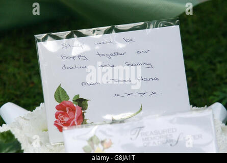 Tributi floreali alla All Saints Church di Ledbury, dove si svolsero i funerali congiunti di Samantha e Lee Harris, uccisi nei bombardamenti del 7 luglio a Londra. Foto Stock