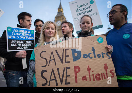 I medici e gli studenti di medicina junior dimostrano al di fuori delle Camere del Parlamento di Londra come parte di uno sciopero di un giorno a livello nazionale in una disputa con il governo su nuovi contratti. Foto Stock