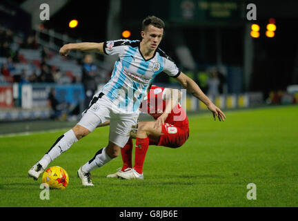 Calcio - Sky Bet Championship - Huddersfield Town / Charlton Athletic - John Smith's Stadium. Jonathan Hogg di Huddersfield Town e Chris Solly di Charlton Athletic in azione Foto Stock