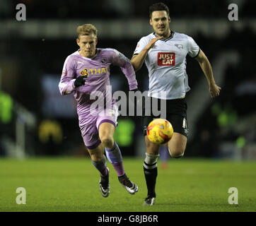 Jason Shackell (a destra) della contea di Derby e Matej Vydra di Reading combattono per la palla. Foto Stock