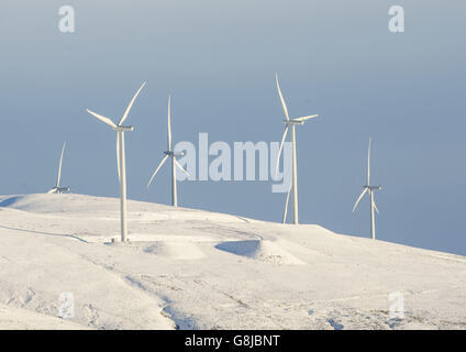 Clyde Wind Farm vicino ad Abington in Scozia mentre la neve colpisce il Regno Unito. Foto Stock