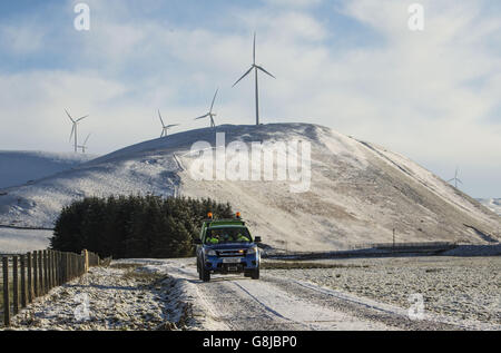 Clyde Wind Farm vicino ad Abington in Scozia mentre la neve colpisce il Regno Unito. Foto Stock