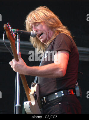 Musica - Guilfest Music Festival 2005 - Stoke Park. Rick Parfitt di Status Quo sul palco. Foto Stock