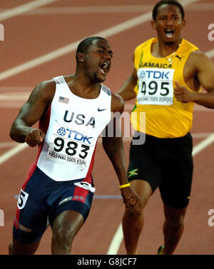 Atletica - Campionati mondiali di atletica IAAF - Helsinki 2005 - Stadio Olimpico. Justin Gatlin (L) degli Stati Uniti festeggia mentre attraversa il traguardo per vincere la finale da 100 metri degli uomini. Foto Stock