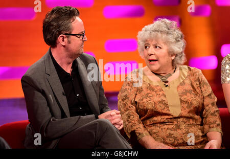 Matthew Perry (a sinistra) e Miriam Margolyes durante le riprese del Graham Norton Show presso i London Studios, a sud di Londra, per essere trasmesso sulla BBC One il venerdì sera. Foto Stock