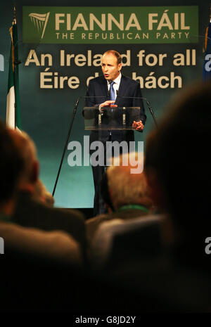 Il leader della Fianna Fail, Micheal Martin, si rivolge all'ard Fheis annuale del partito a Citywest a Dublino. Foto Stock