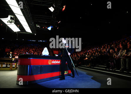 Ronnie o'Sullivan entra durante l'ottavo giorno dei Dafabet Masters 2016 ad Alexandra Palace, Londra. Foto Stock