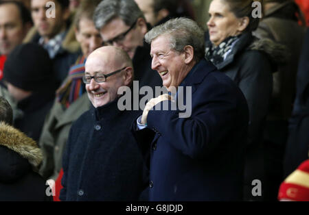 Il manager inglese Roy Hodgson (a destra) negli stand durante la partita Barclays Premier League ad Anfield, Liverpool. Foto Stock