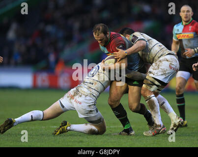 Harlequins Jamie Roberts (al centro) è affrontato da Cardiff Blues Josh Turnbull (a sinistra) ed Ellis Jenkins (a destra) durante la European Challenge Cup, pool Three match a Twickenham Stoop, Londra. Foto Stock