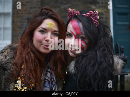 Olivia Grist (a sinistra) e Louise Gilmour di Glasgow, con i volti dipinti come biglietto d'ingresso per entrare nel concerto tributo David Bowie presso la Union Chapel di Islington, Londra. Foto Stock