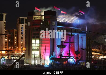 I membri dell'equipaggio guardano una mostra di fuochi d'artificio presso il Quayside. Foto Stock