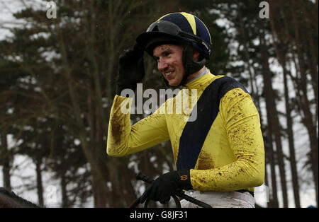 Il jockey Adrian Heskin entra nell'anello della parata dopo aver vinto il Maiden Hadle a bordo di Chain Gang durante il terzo giorno del Festival di Natale all'ippodromo di Leopardstown, Dublino. Foto Stock