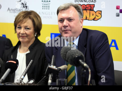 Presidente del Norwich City Football Club ed Balls (destra), con l'azionista di maggioranza Delia Smith durante una conferenza stampa a Carrow Road, Norwich. Foto Stock