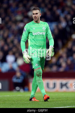 West Ham United portiere Adrian durante la partita della Barclays Premier League a Villa Park, Birmingham. Foto Stock