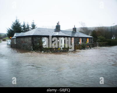 Inondazioni a Straiton, in Scozia, quando Storm Frank inizia a battere il Regno Unito sulla strada verso le aree colpite dalle inondazioni. Foto Stock