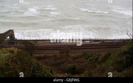 Una vista della pista ferroviaria tra Folkestone e dover in Kent che è stata chiusa a tempo indeterminato, dopo gravi crepe e pozzi buchi apparso nel muro di mare che sostiene la linea, a seguito del recente tempesta meteo. Foto Stock