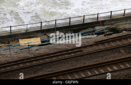 Una vista della pista ferroviaria tra Folkestone e dover in Kent che è stata chiusa a tempo indeterminato, dopo gravi crepe e pozzi buchi apparso nel muro di mare che sostiene la linea, a seguito del recente tempesta meteo. Foto Stock