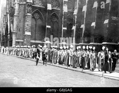 Processione dei Cavalieri del più onorevole Ordine del Bath ad una cerimonia di insediamento nell'Abbazia di Westminster Foto Stock