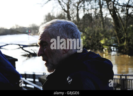 Il leader del lavoro Jeremy Corbyn guarda le acque alluvionali presso la barriera Foss, durante la sua visita per vedere le aree colpite dalle inondazioni a York. Foto Stock