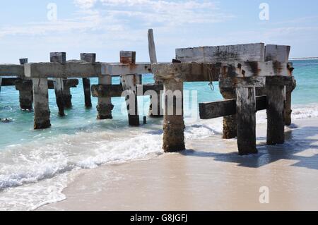 Jetty rovine nel turchese le acque dell'Oceano Indiano a Jurien Bay beach sotto un cielo blu sulla costa del Western Australia. Foto Stock